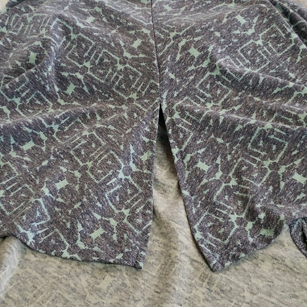 Lularoe Top Split Side Aztec Print Extra Small - image 5